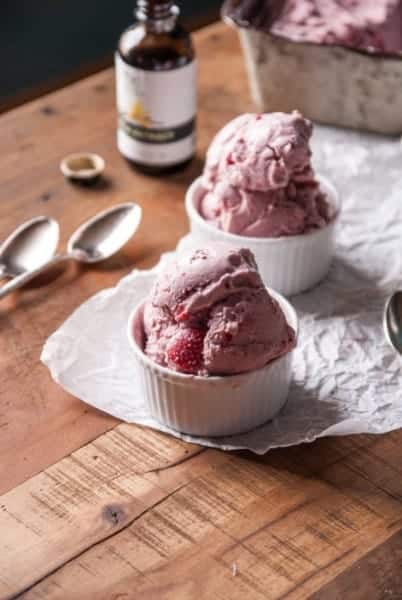 Vegan Strawberry Cashew Milk Ice Cream //heartofabaker.com