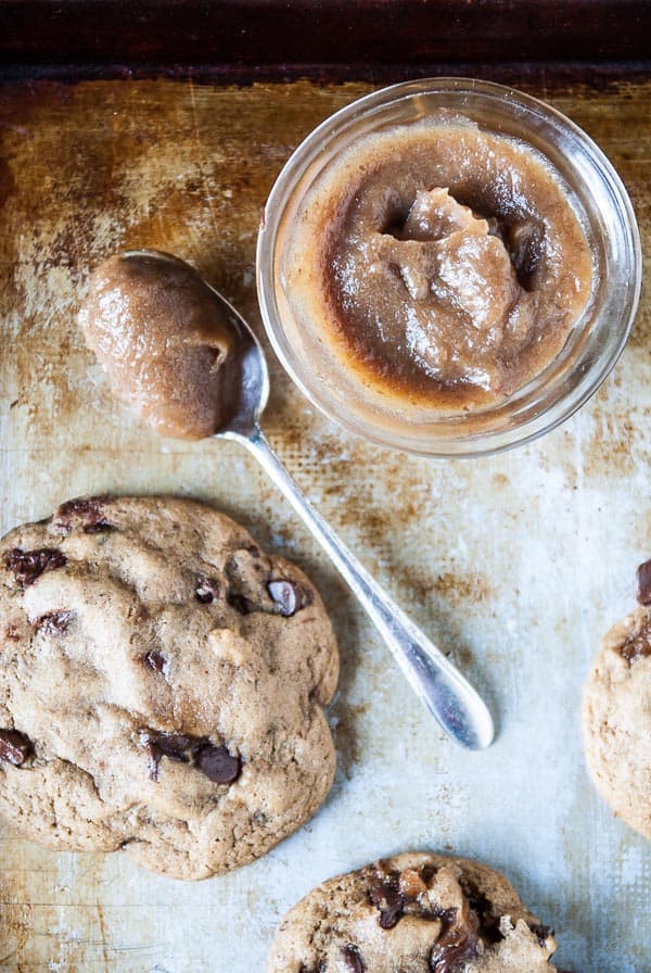 vegan chocolate chip cookies with date caramel