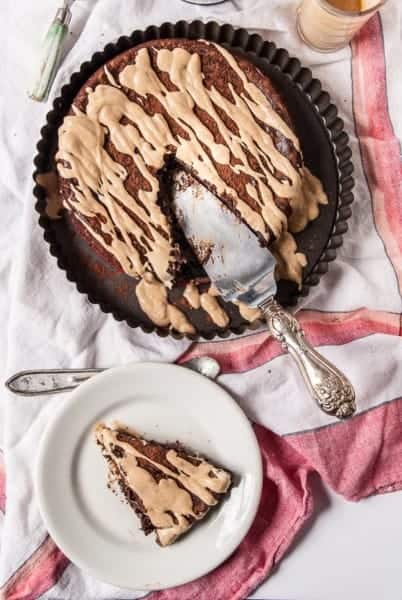 Flourless Peanut Butter Chocolate Cake//heartofabaker.com