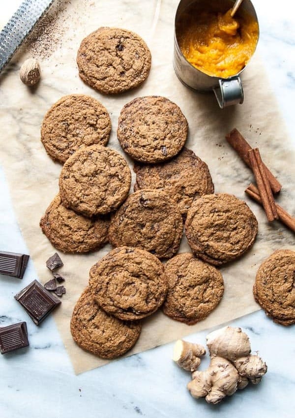 Dark Chocolate Pumpkin Gingersnaps (Vegan)- all the flavors of pumpkin and spice, in a chocolate chip cookie!