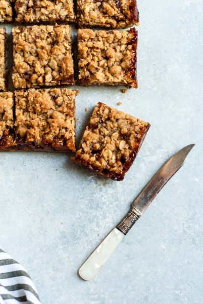 cherry crumble bars with knife